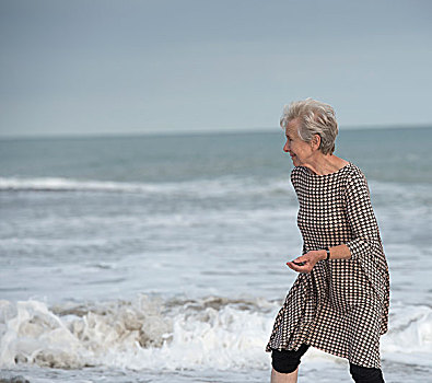 老年,女人,跑,海浪,海滩,加利福尼亚,美国