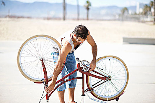 男人,修理,自行车,威尼斯海滩,洛杉矶,加利福尼亚,美国