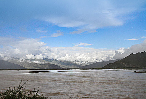 西藏山南河谷雅鲁藏布江