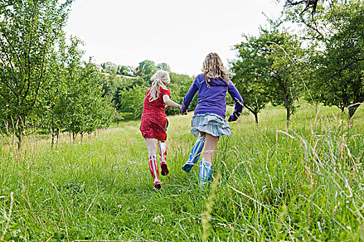 两个女孩,跑,土地
