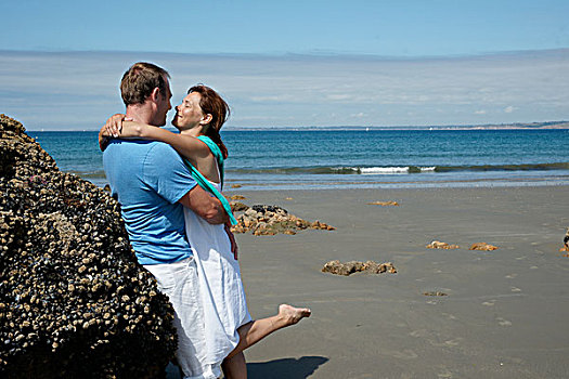 情侣,喜爱,倚靠,石头,海滩,吻