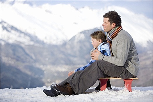 父子,7-9岁,坐,雪撬,雪中,地点,侧面视角,山脉,背景