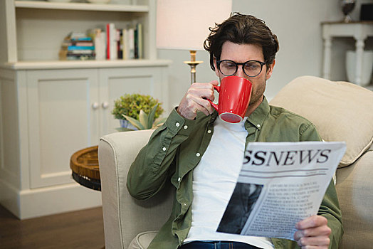 男人,读报纸,咖啡,客厅