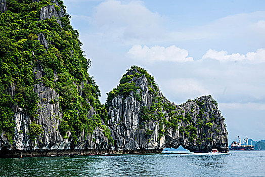 越南广宁鸿基市下龙湾海上石林