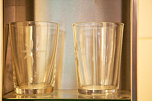 两个透明的玻璃水杯