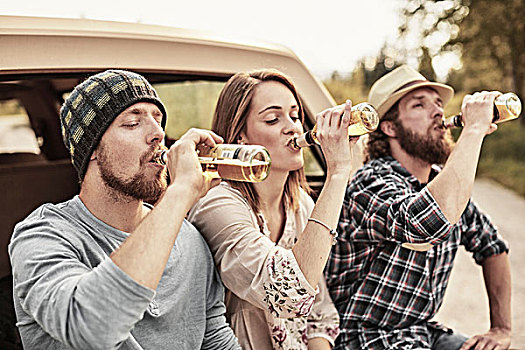 三个人,喝,瓶装,啤酒,协调