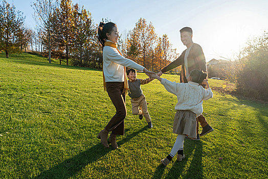 年轻夫妻带着孩子在公园玩耍