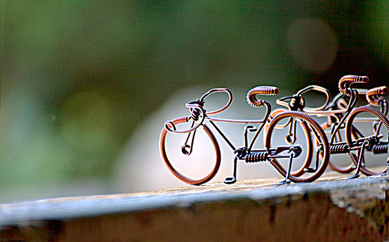 用铜丝手工编织的自行车艺术品