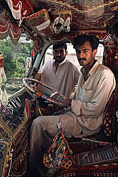 驾驶员,坐,朋友,出租车,带子,卡拉奇,巴基斯坦,2005年,卡车司机,五月,消费,两个,薪水,买,翻新