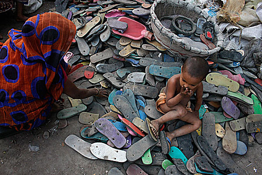 女人,达卡,城市,工作,再生,工厂,老,拒绝,海绵,凉鞋,循环利用,多样,种类,塑料制品,商品,孟加拉,2009年