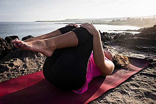 女人,海岸,练习,瑜珈,躺,毛伊岛,夏威夷,美国