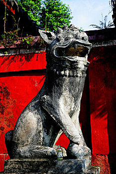 重庆梁平双桂堂弥勒殿前的一对石狮,俗称,狮子佛