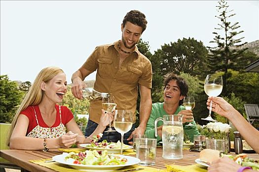 伴侣,坐,花园桌,男人,倒出,葡萄酒