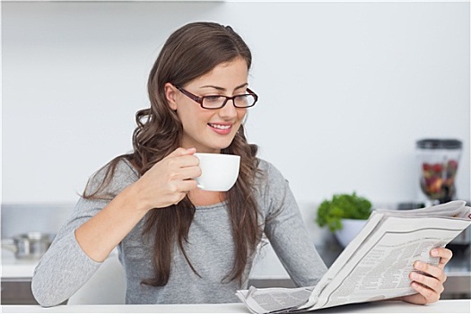 女人,拿着,一杯咖啡,读,报纸