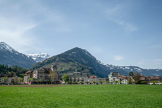 瑞士度假胜地因特拉肯风光美景－雪山草地,蓝天白云