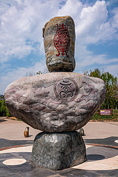 四川省凉山邛海观鸟岛湿地公园石制十二生肖雕塑