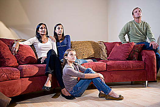 多种族,家庭,四个,坐,一起,客厅,沙发,看电视