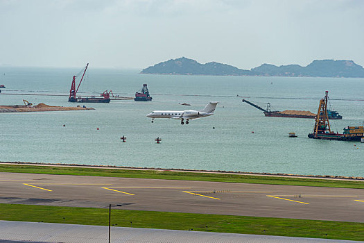 一架美国湾流航天生产的私人飞机正降落在香港国际机场