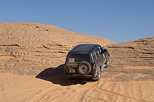 运动型多功能车,攀登,石头,阿卡库斯,山峦,撒哈拉沙漠,费赞,利比亚,北非