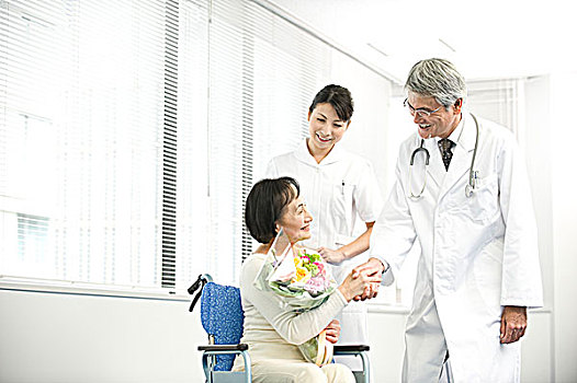护理,老太太,轮椅,拿着,花,握手,医生
