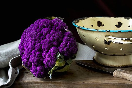紫色,花椰菜,木桌子