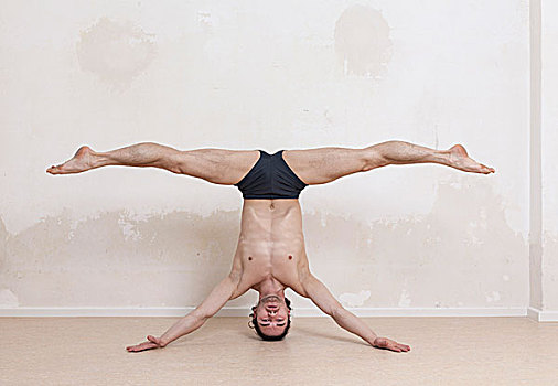 头像,倒立,男人,双腿分开,表演,瑜伽练习