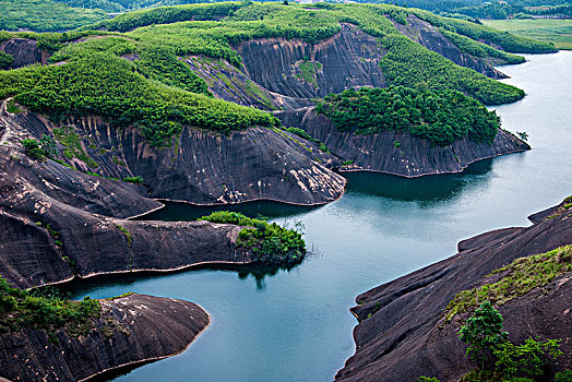 湖南郴州高椅岭丹霞地貌中的湖滨