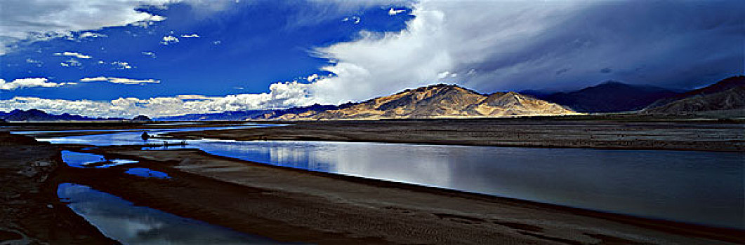 西藏雅鲁藏布江