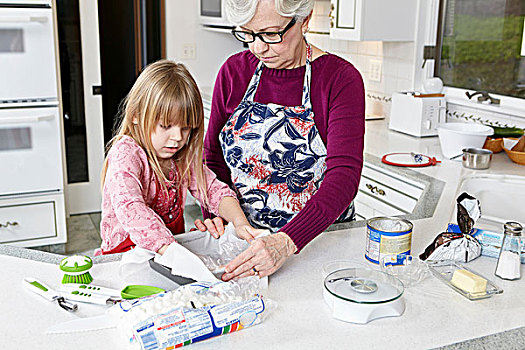 女孩,祖母,准备,防油纸,烤盘
