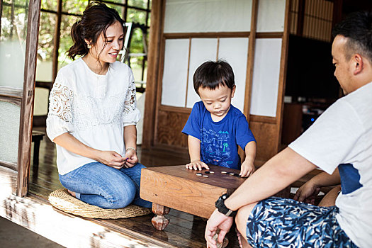 日本人,女人,男人,小男孩,坐在地板上,门廊,传统,日式房屋,玩