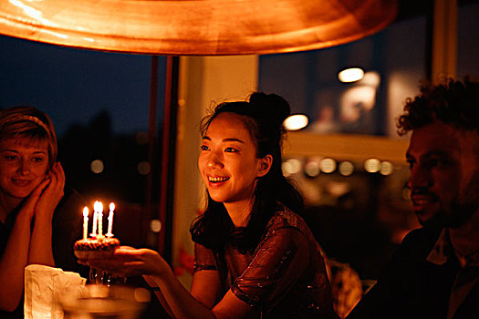 高兴,女人,拿着,小,生日蛋糕,照亮,蜡烛,坐,朋友,在家