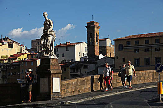 横跨于佛罗伦萨阿尔诺河,arno,之上的天主圣三一桥,pontesantatrinità,也称圣特里尼塔大桥,位于维琪奥桥,pontevecchio,的西边