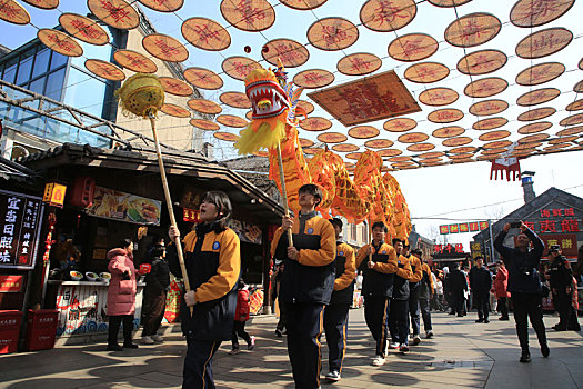 山东省日照市,二月二龙腾狮跃,旅游小镇人潮涌动