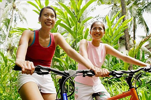 两个女孩,骑,自行车,公园,微笑