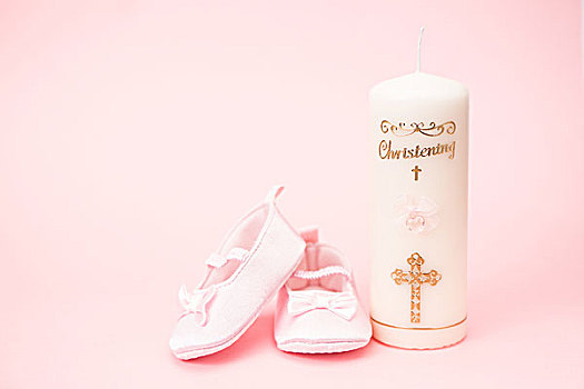 洗礼仪式,蜡烛,粉色,婴儿鞋,留白,粉色背景