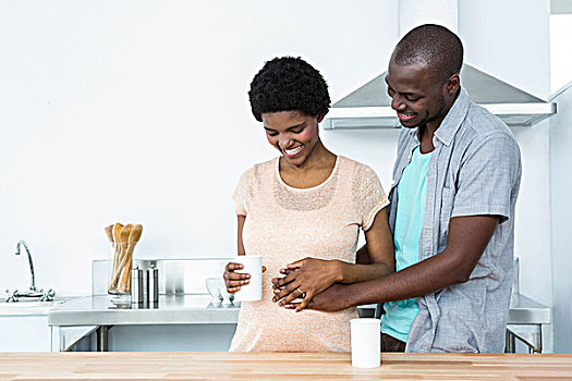 怀孕,情侣,搂抱,咖啡杯,相互,厨房