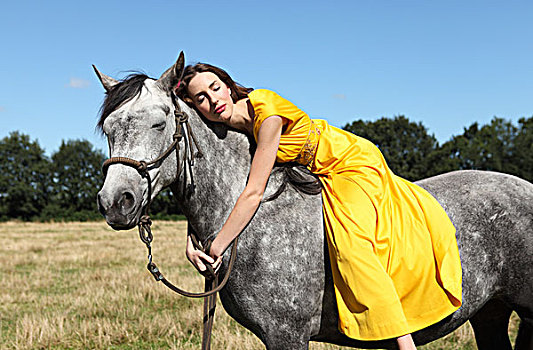 女人,黄色,连衣裙,马