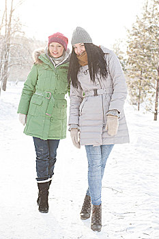 两个女孩,走,树林,积雪