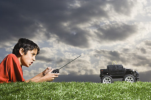 男孩,玩,遥控,控制,卡车,户外,草地,多云天气