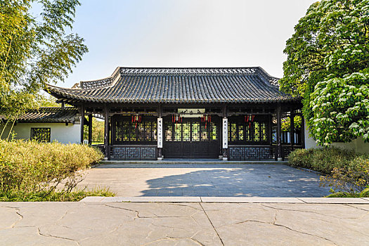 江苏省扬州瘦西湖景区中式园林建筑