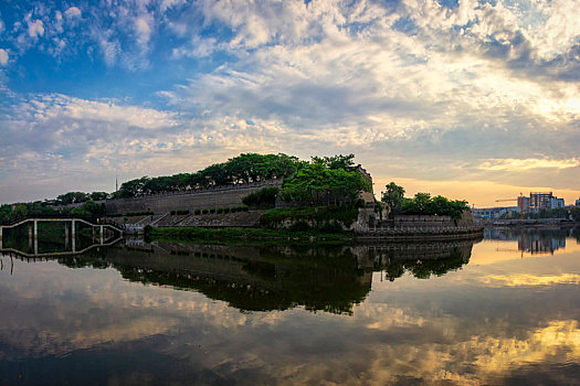 夕阳下的荆州古城风景区景色美丽