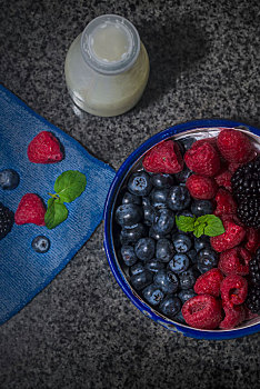 蓝莓,树莓,黑莓盛放在容器里