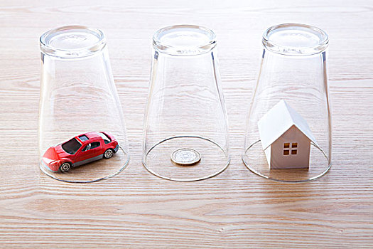 三个,玻璃,玩具车,房子,模型