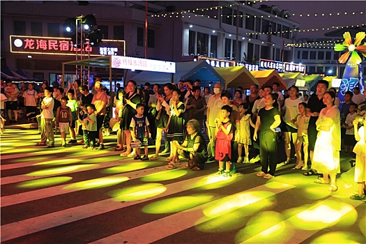 星光市集盛大开街激活夜市经济,游客看演出品美食乐在其中
