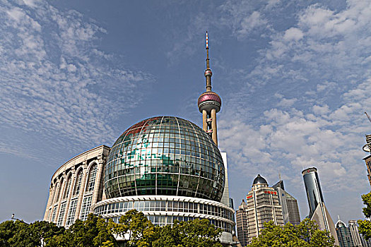 上海浦东陆家嘴的上海国际会议中心和东方明珠电视塔