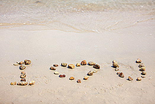 沙滩上小石头摆成心形