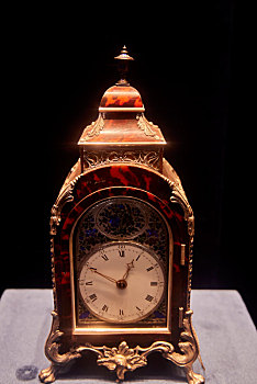 18世纪,玳瑁饰银花自鸣钟