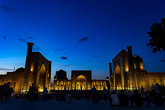 乌兹别克斯坦-撒马尔罕的雷吉斯坦广场的夜景