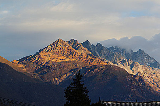 云南丽江玉龙雪山,清晨山峰