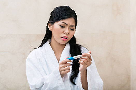 亚洲女性,悲伤,妊娠测试